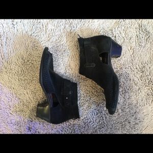 Earth Black Sandals